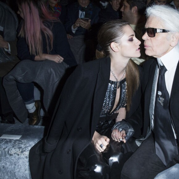 Kristen Stewart et Karl Lagerfeld - Front row lors de la présentation de la collection Chanel Métiers d'Art Paris-Rome aux studios Cinecitta à Rome, le 1er décembre 2015. © Olivier Borde/Bestimage