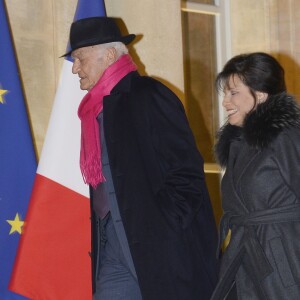 Pierre Nora et Anne Sinclair arrivent au Palais de l'Elysee à Paris le 9 décembre 2013