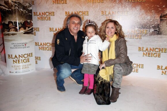 Lara Fabian, sa fille Lou et le père de sa fille Gerard Pullicino au cinéma Gaumont Opéra à Paris, le 1er avril 2012