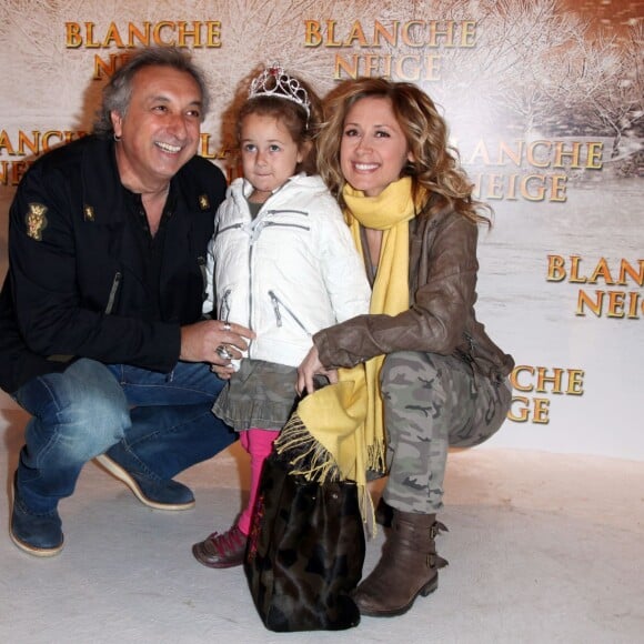 Lara Fabian, sa fille Lou et le père de sa fille Gerard Pullicino au cinéma Gaumont Opéra à Paris, le 1er avril 2012