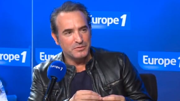 Jean Dujardin dans les studios d'Europe 1 pour l'émission Sortez du cadre le 5 décembre 2015