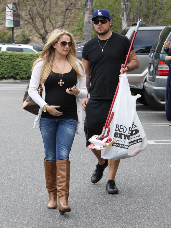 Tiffany Thornton enceinte et son mari Chris Carney font du shopping à Los Angeles, le 12 avril 2012