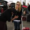 Tiffany Thornton enceinte arrive à l'aéroport de Los Angeles, son mari Chris Carney venu la chercher lui embrasse le ventre, le 24 mars 2012