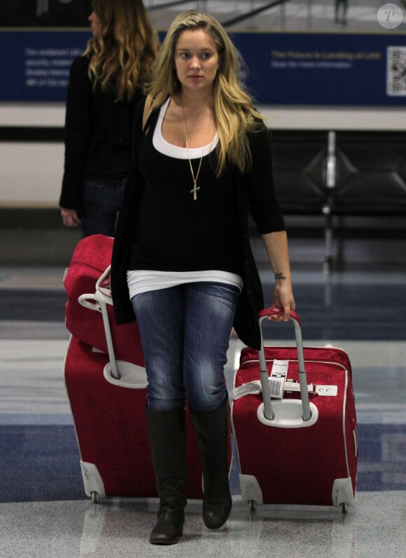 Tiffany Thornton enceinte arrive à l'aéroport de Los Angeles, le 24 mars 2012