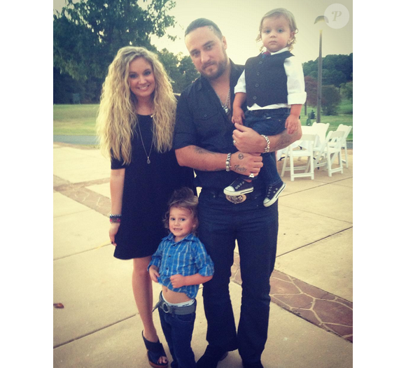 Chris Carney et Tiffany Thornton et leurs enfants / photo postée sur Instagram, au mois de septembre 2015