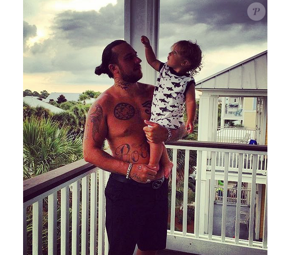 Chris Carney et son fils / photo postée sur Instagram, au mois de septembre 2015