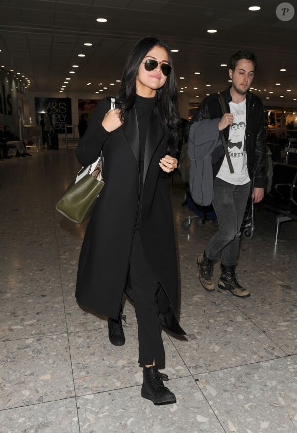 Selena Gomez arrive à Londres avec un ami le 11 novembre 2015.