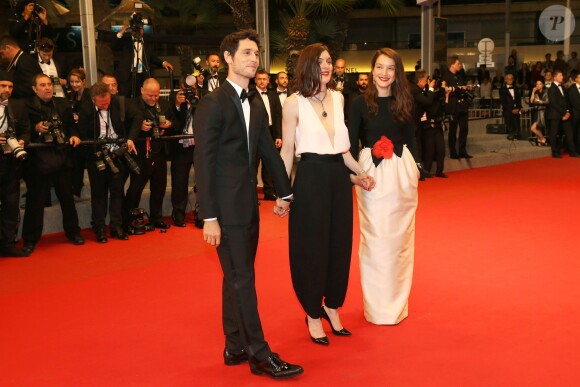 Jérémie Elkaïm, Valérie Donzelli, Anaïs Demoustier - Montée des marches du film "Marguerite & Julien" lors du 68e Festival International du Film de Cannes le 19 mai 2015.