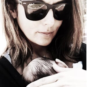 Faustine Bollaert, heureuse maman, pose avec son petit Peter.