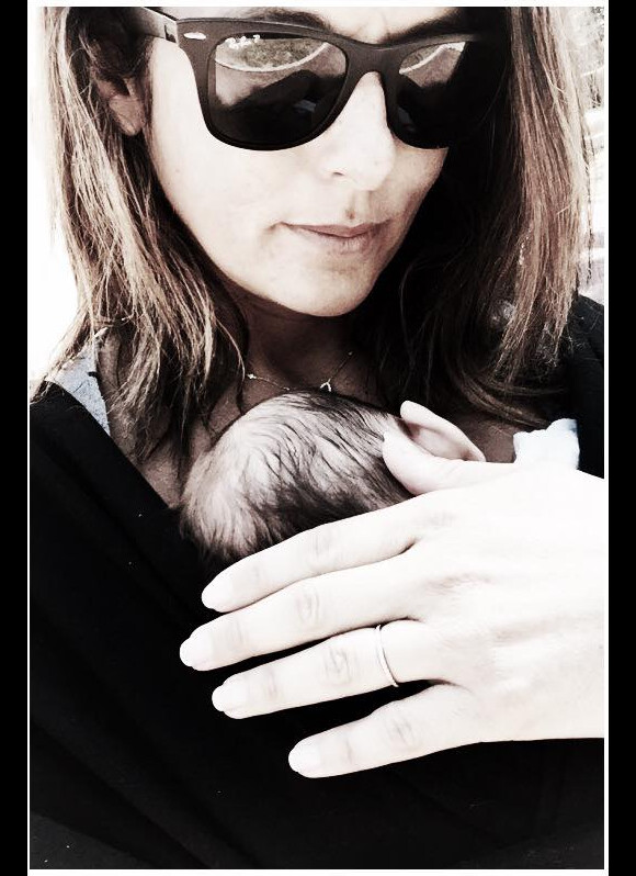 Faustine Bollaert, heureuse maman, pose avec son petit Peter.