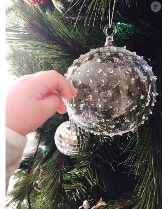 Faustine Bollaert dévoile la main de Peter (5 mois) qui fête cette anéne son premier Noël. Décembre 2015.