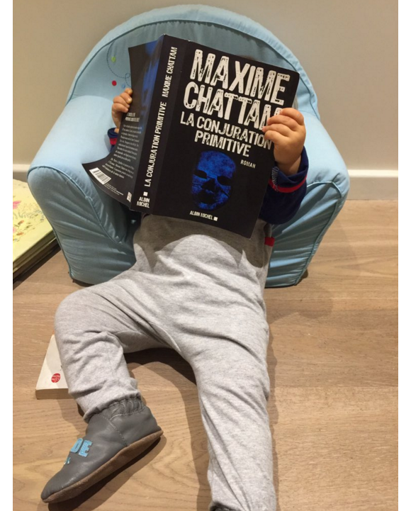 Faustine Bollaert dévoile une photo d'Abbie (2 ans), déjà fan des livres de son papa ! Novembre 2015.
