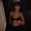 Le 7 décembre 2015 sur Youtube, Selena Gomez dévoile les premières images très sexy de son nouveau clip Hands To Myself. La chanteuse est en sous-vêtements tandis qu'elle assure la promotion d'une enceinte de la marque Beats By Dre.