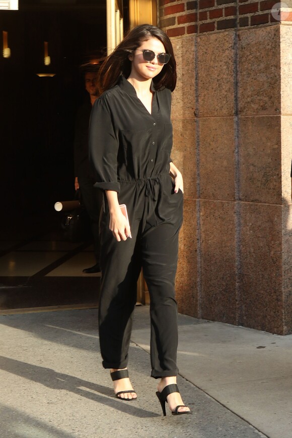 Selena Gomez à la sortie des studios de la radio Z100 à New York, le 13 octobre 2015. © CPA