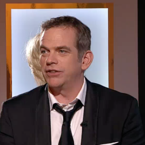 Garou répond aux questions de Catherine Ceylac dans "Thé ou Café" (France 2). Le 6 décembre 2015.