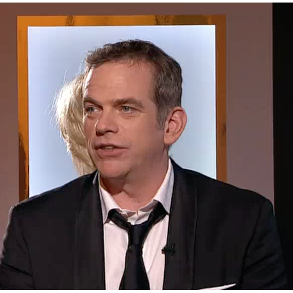 Garou répond aux questions de Catherine Ceylac dans "Thé ou Café" (France 2). Le 6 décembre 2015.