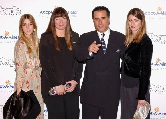 Andy Garcia, son épouse Marivi Lorido Garcia et leurs filles Daniella et Alessandra à Los Angeles. Novembre 2005.