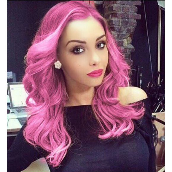 Nabilla les cheveux rose le 2 novembre 2015.
