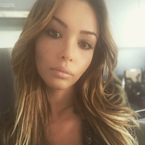 Nabilla sublime avec ses mèches blondes.