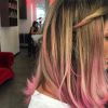 Anaïs Camizuli a réalisé une transformation capillaire incroyable. L'ex-candidate de Secret Story a coloré ses cheveux en rose. Avril 2015 !