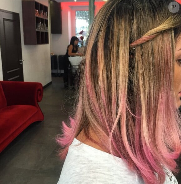 Anaïs Camizuli a réalisé une transformation capillaire incroyable. L'ex-candidate de Secret Story a coloré ses cheveux en rose. Avril 2015 !