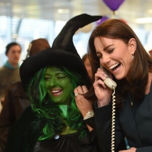 Le prince William et Kate Middleton, la duchesse de Cambridge, hilare, à la 23e journée de charité annuelle (Fancy Dress Charity Day) de l'ICAP à Londres, le 9 décembre 2015.