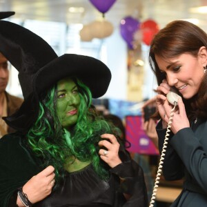 Le prince William et Kate Middleton, la duchesse de Cambridge, à la 23e journée de charité annuelle (Fancy Dress Charity Day) de l'ICAP à Londres, le 9 décembre 2015.