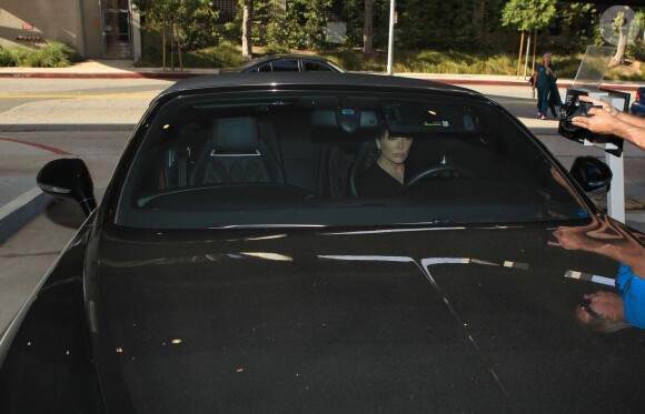 Kris Jenner arrive à l'hôpital pour rendre visite à sa fille Kim Kardashian qui vient d’accoucher d’un petit garçon à Los Angeles, le 6 décembre 2015