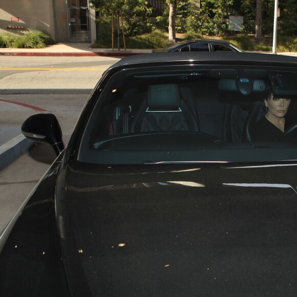 Kris Jenner arrive à l'hôpital pour rendre visite à sa fille Kim Kardashian qui vient d’accoucher d’un petit garçon à Los Angeles, le 6 décembre 2015