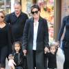 Kris Jenner se promène avec ses deux petites-filles, North West et Penelope Disick, dans les rues de Los Angeles. Le 23 novembre 2015