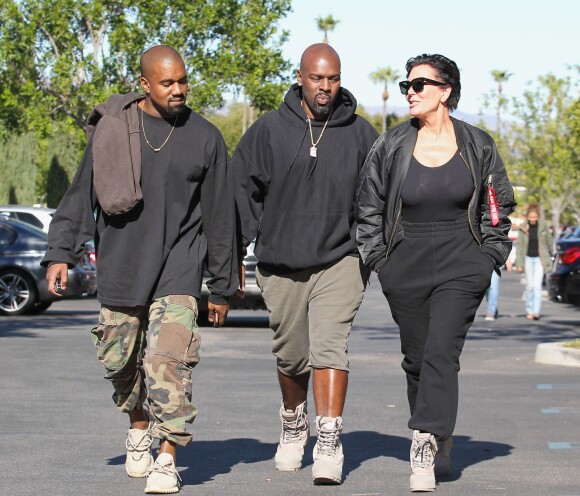 Exclusif - Kris Jenner et son compagnon Corey Gamble se baladent avec Kanye West à Calabasas le 7 novembre 2015. Au lendemain de l'anniversaire des 60 ans de Kris.