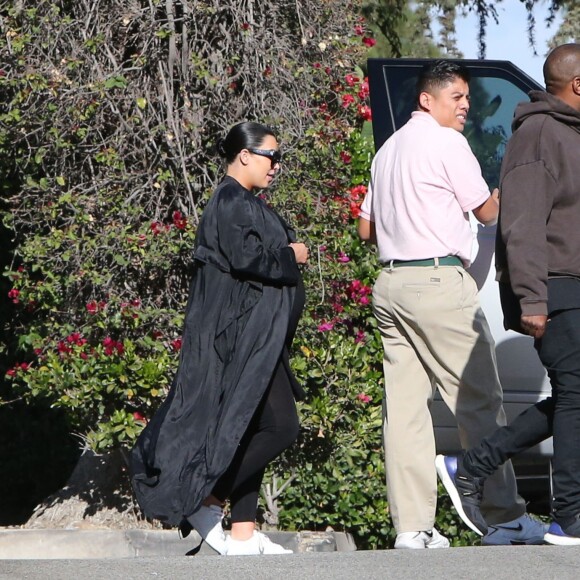 Exclusif - Kim Kardashian enceinte est allée déjeuner avec son mari Kanye West et sa soeur Kourtney Kardashian à l'hôtel Beverly Hills à Beverly Hills, le 28 novembre 2015