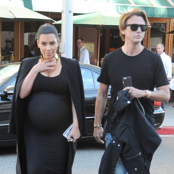 Kim Kardashian enceinte est allée déjeuner avec son ami Jonathan Cheban au restaurant ‘La Scala' à Beverly Hills. Ils retrouvent Larsa Pippen plus tard dans la journée. Le 9 novembre 2015