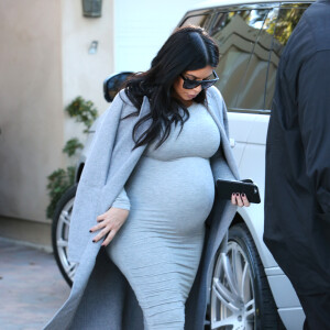 Kim Kardashian enceinte - La famille Kardashian en pleine tournage de leur émission de télé réalité à Woodland Hills, le 30 novembre 2015