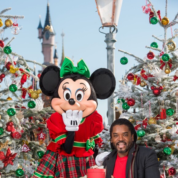 Anthony Kavanagh prend la pose au parc Disneyland, décembre 2015.