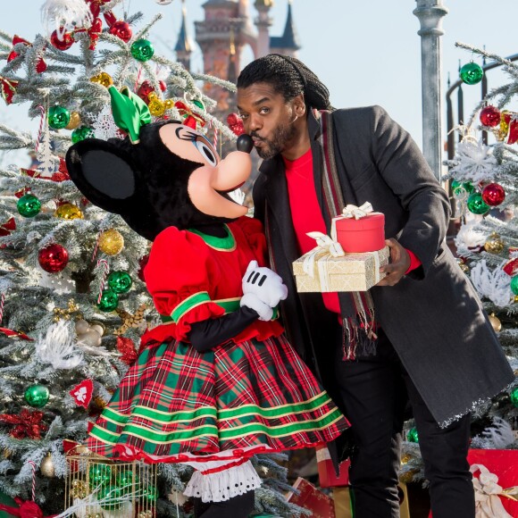 Anthony Kavanagh prend la pose au parc Disneyland, décembre 2015.