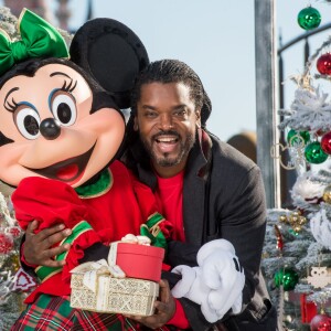 Anthony Kavanagh prend la pose au parc Disneyland, décembre 2015.