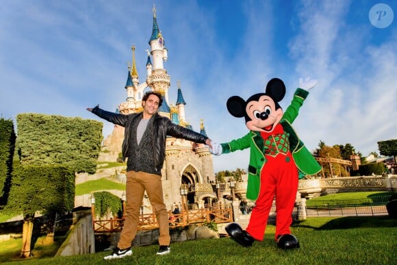 Florent Peyre prend la pose au parc Disneyland, décembre 2015.
