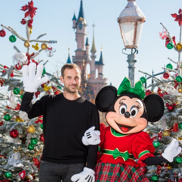 Fred Testot prend la pose au parc Disneyland, décembre 2015.