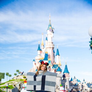 Ingrid Chauvin prend la pose au parc Disneyland, décembre 2015.