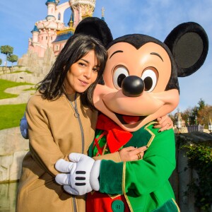 Lëila Bekhti prend la pose au parc Disneyland, décembre 2015.