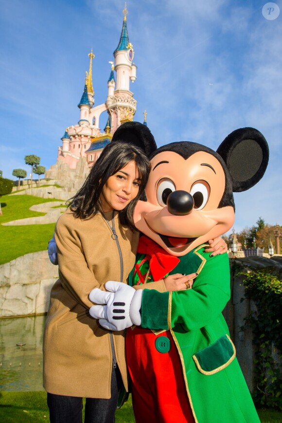 Lëila Bekhti prend la pose au parc Disneyland, décembre 2015.