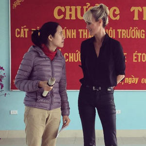 Laeticia Hallyday inaugure une école bilingue financée par la Bonne étoile à l'orphelinat de BaVi à Hanoi, au Vietnam, décembre 2015.