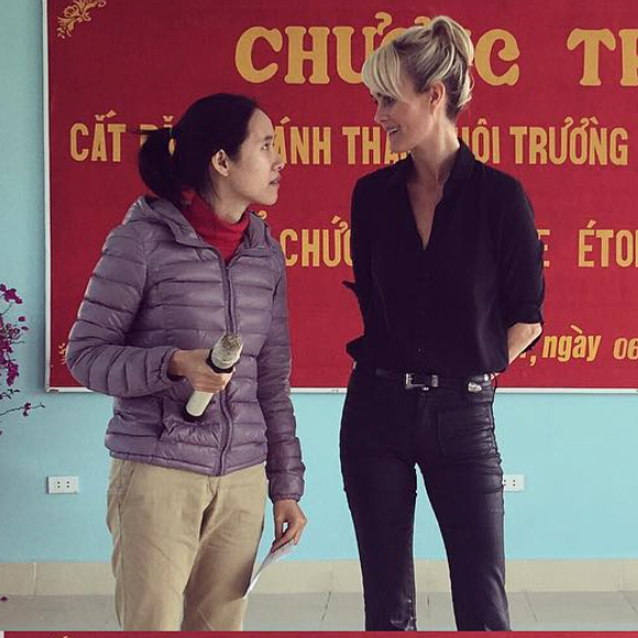 Laeticia Hallyday inaugure une école bilingue financée par la Bonne étoile à l'orphelinat de BaVi à Hanoi, au Vietnam, décembre 2015.