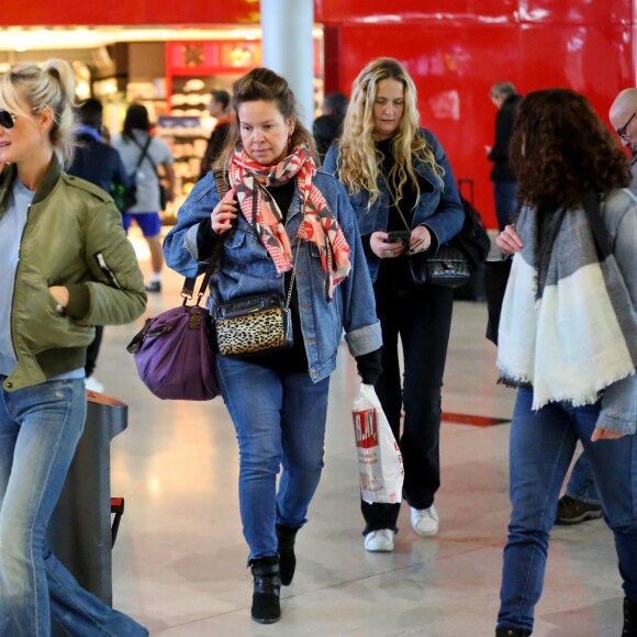 Exclusif - Laeticia Hallyday s'envole pour le Vietnam avec des amies pour l'association "La Bonne Etoile" à Paris le 2 décembre 2015. Laeticia et ses amies emmènent avec elles des cartons pour les enfants des orphelinats qu'elles aident.