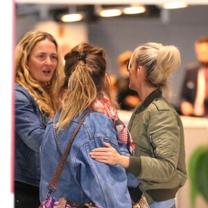 Exclusif - Laeticia Hallyday s'envole pour le Vietnam avec des amies pour l'association "La Bonne Etoile" à Paris le 2 décembre 2015. Laeticia et ses amies emmènent avec elles des cartons pour les enfants des orphelinats qu'elles aident.