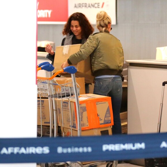 Exclusif - Laeticia Hallyday s'envole pour le Vietnam avec des amies pour l'association "La Bonne Etoile" à Paris le 2 décembre 2015. Laeticia et ses amies emmènent avec elles des cartons pour les enfants des orphelinats qu'elles aident.