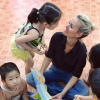 Laeticia Hallyday à la Maison Chance qui reçoit le soutien de son association La Bonne Etoile, à Hô-Chi-Minh-Ville au Vietnam, décembre 2015. Photo de Yaël Abrot.