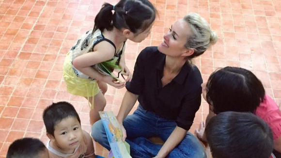 Laeticia Hallyday au Vietnam, retour émouvant au pays de ses filles
