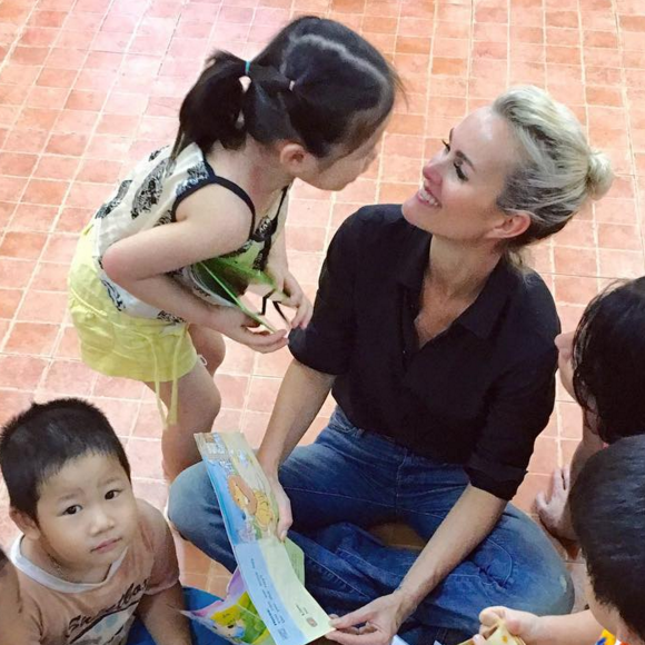 Laeticia Hallyday à la Maison Chance qui reçoit le soutien de son association La Bonne Etoile, à Hô-Chi-Minh-Ville au Vietnam, décembre 2015. Photo de Yaël Abrot.